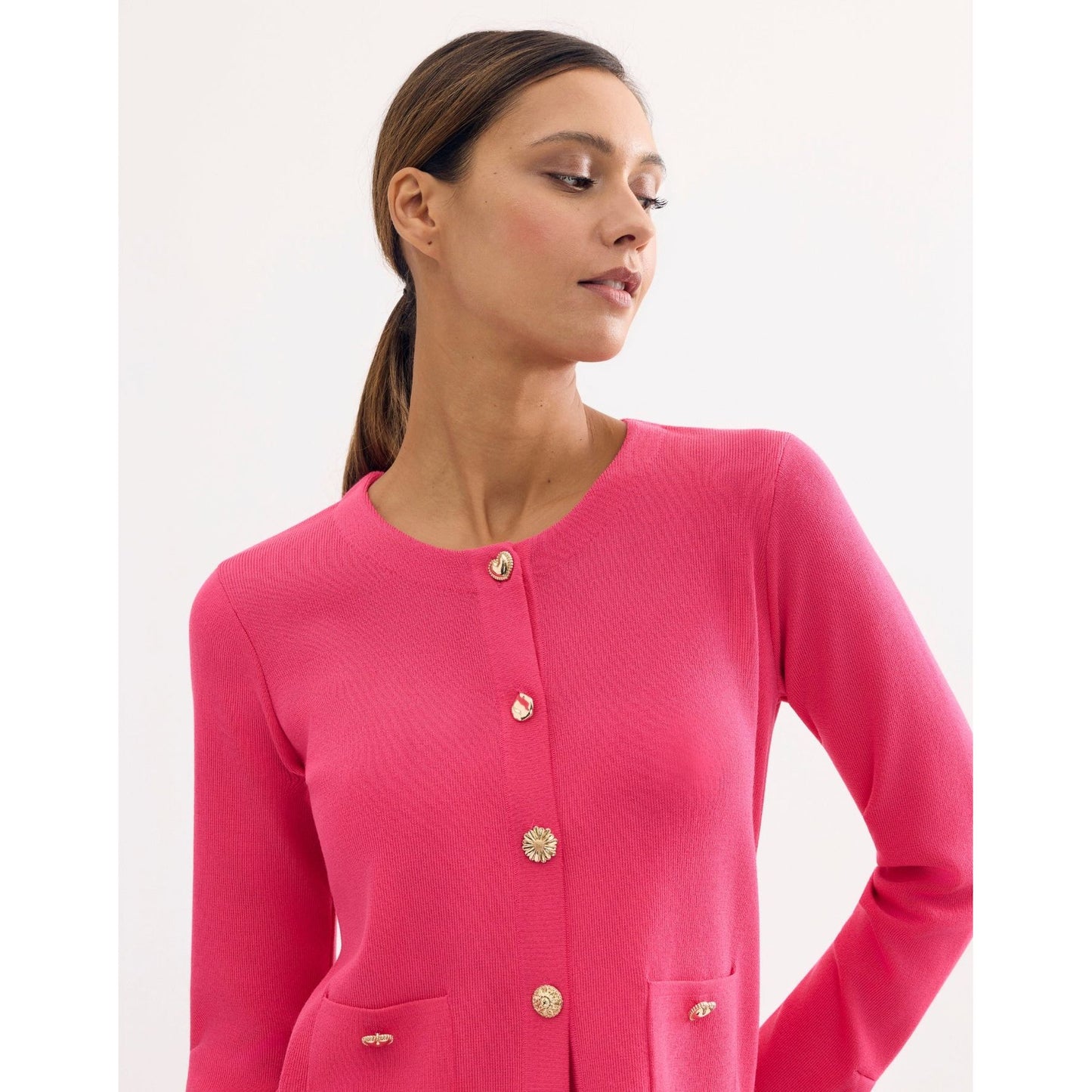 Fushia vest met goudkleurige sierlijke knopen | Leo & Ugo