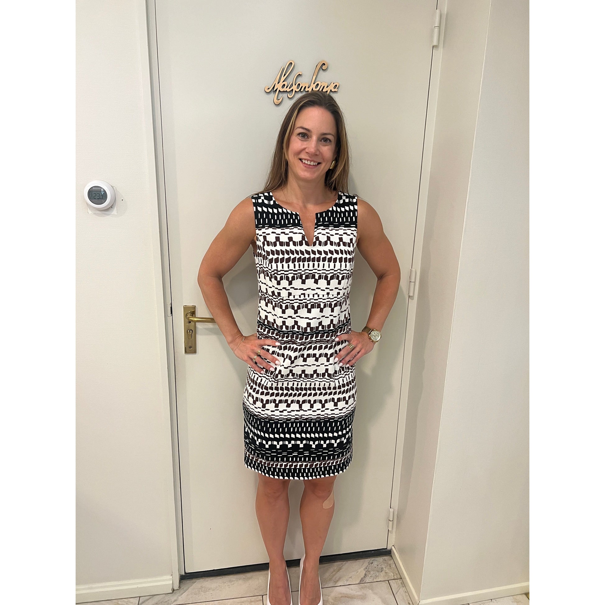 Caroline Biss Jurk Bruin Wit – BY NICOLE